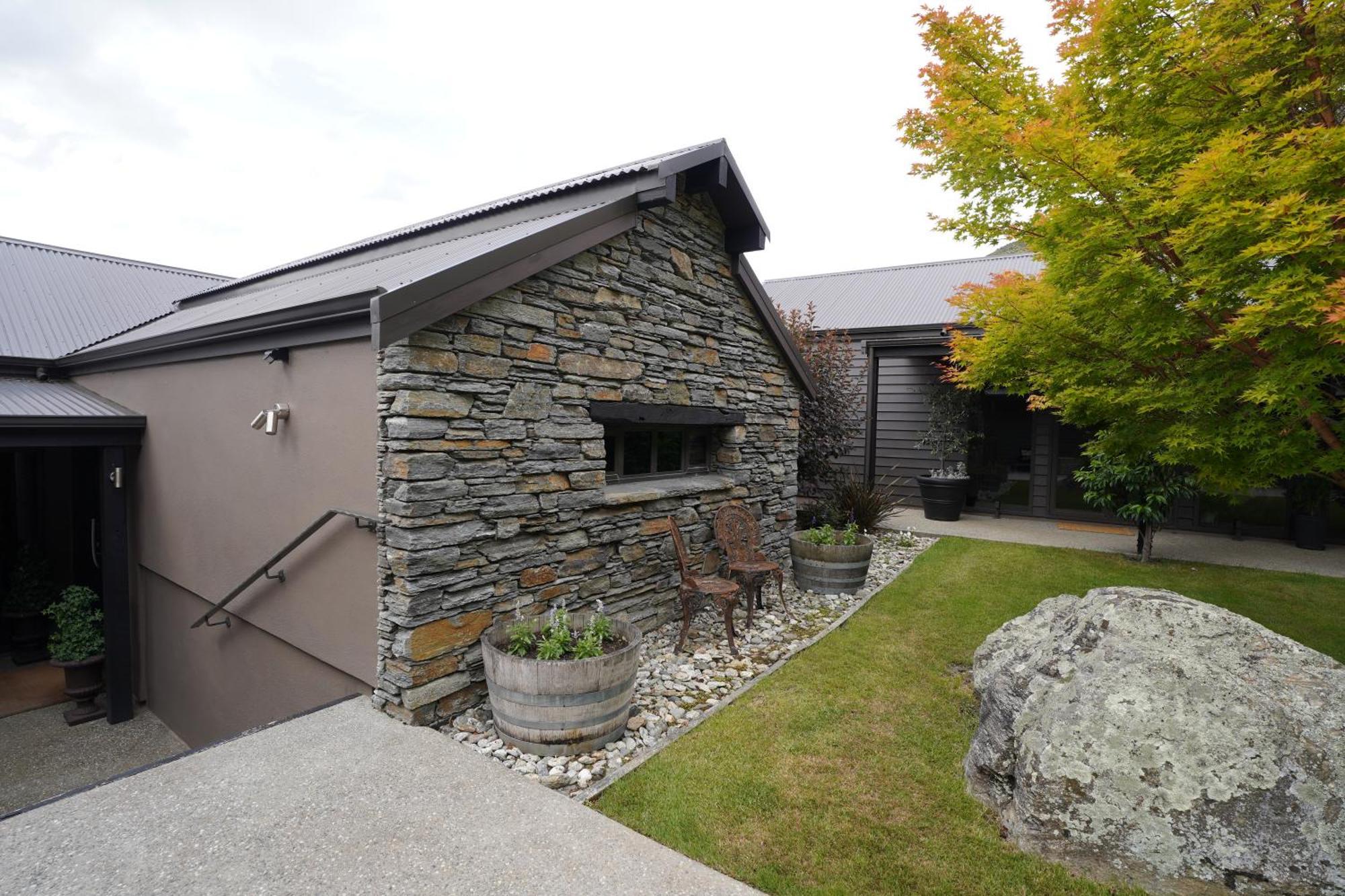 Mt Rosa Lodge Boutique Vineyard Accommodation Ванака Экстерьер фото